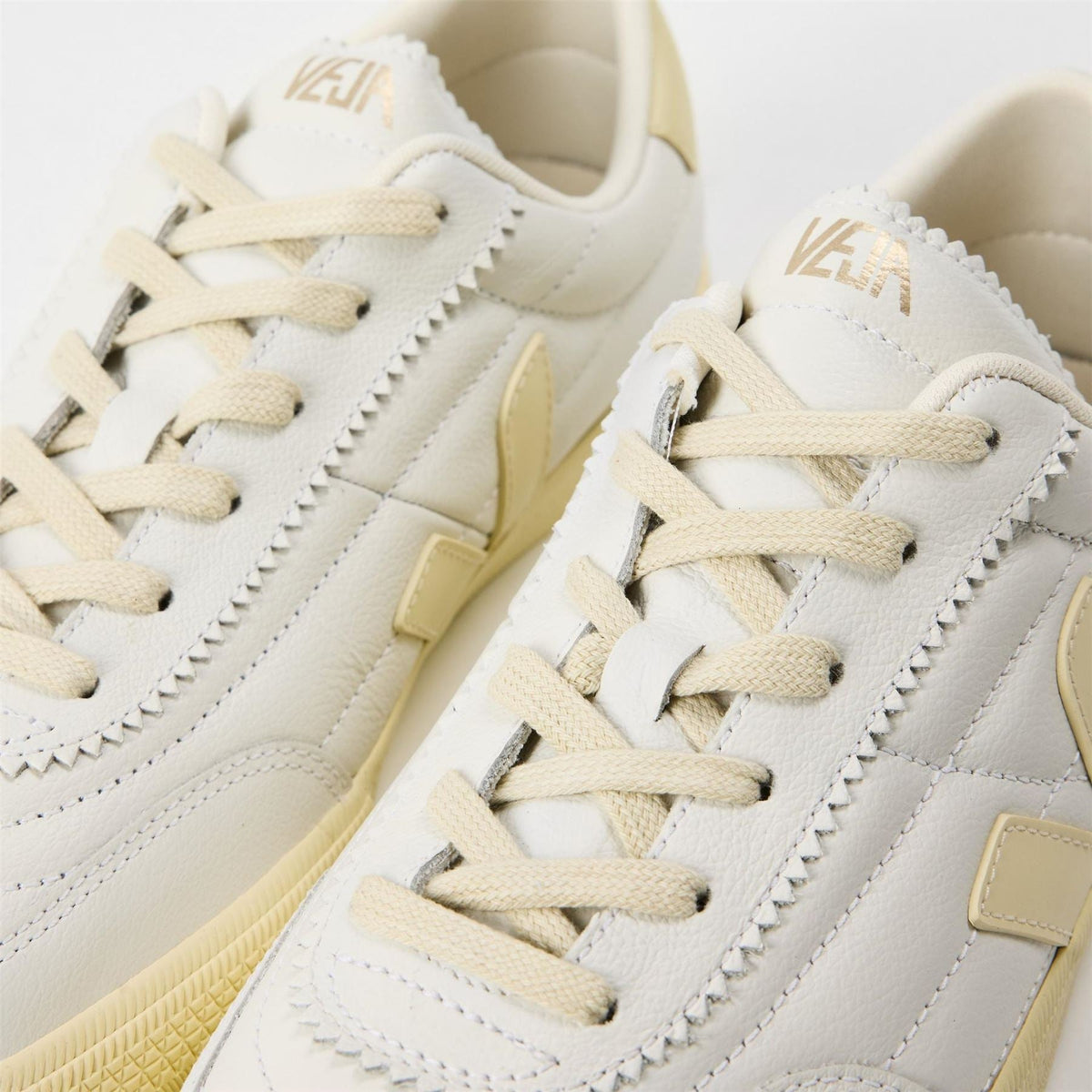 VEJA Womens Pnnka Leather Court Trainers